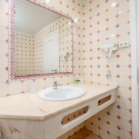 403 - Oura - 2 Bedroom- Sea View شقة البوفيرا