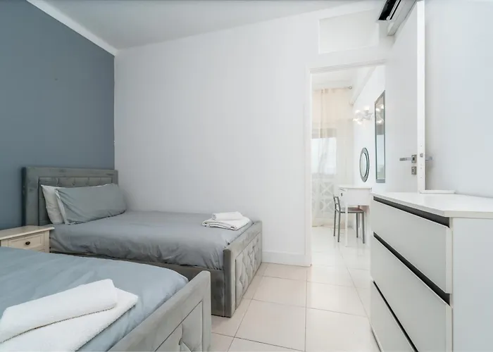 403 - Oura - 2 Bedroom- Sea View アパート *